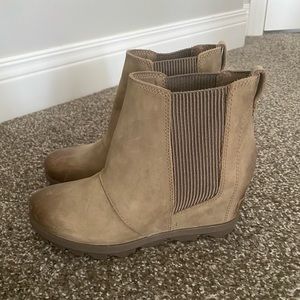 Sorel Womens Chelsea boot in distressed Tan, size 8